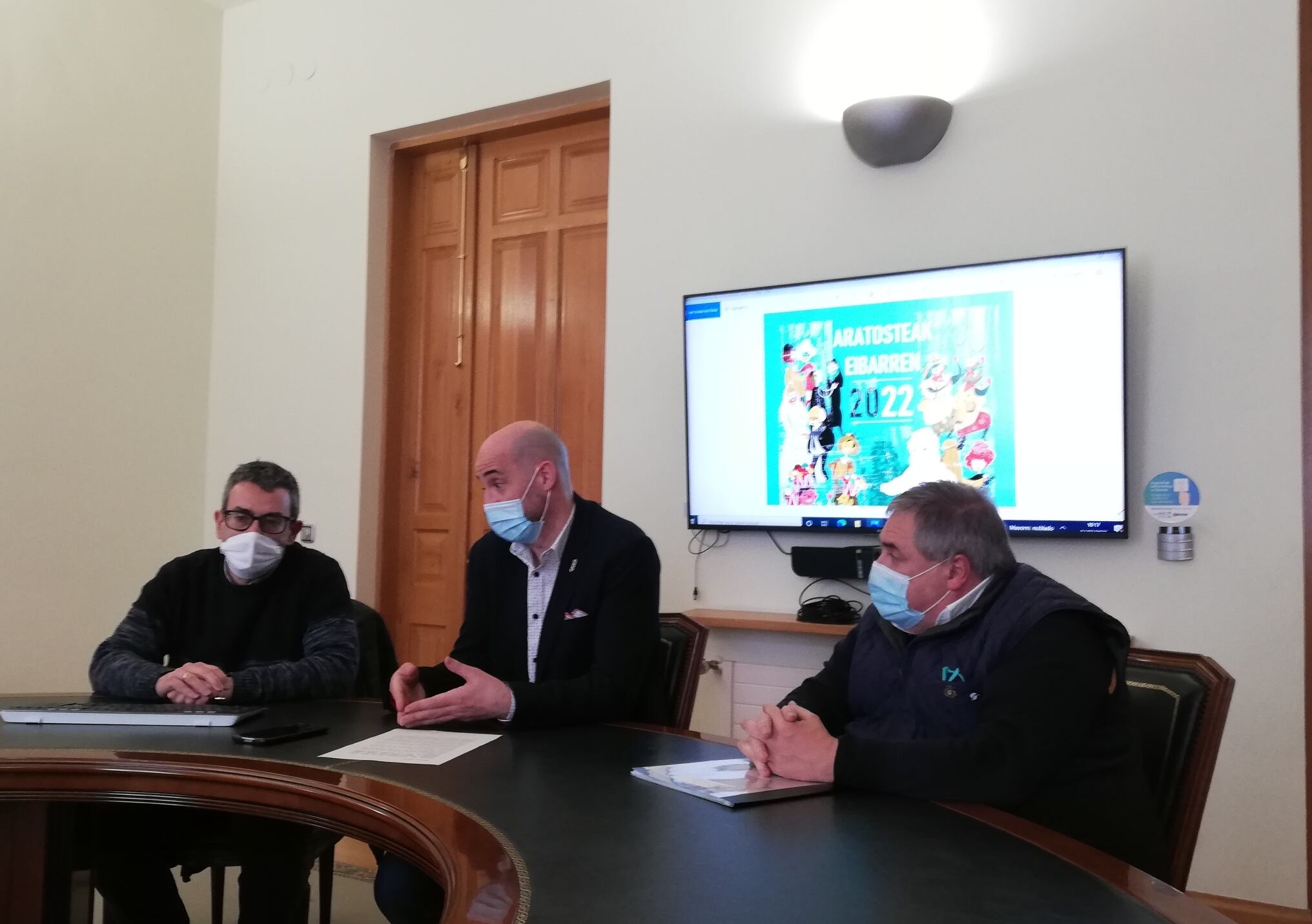 El Alcalde Jon Iraola, acompañado del concejal de cultura, Patxi Lejardi y el técnico de cultura, José Luis González en la rueda de prensa de presentación de los Carnavales