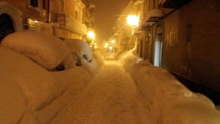  Metros de nieve cubren los coches en Orsogna (Italia) 