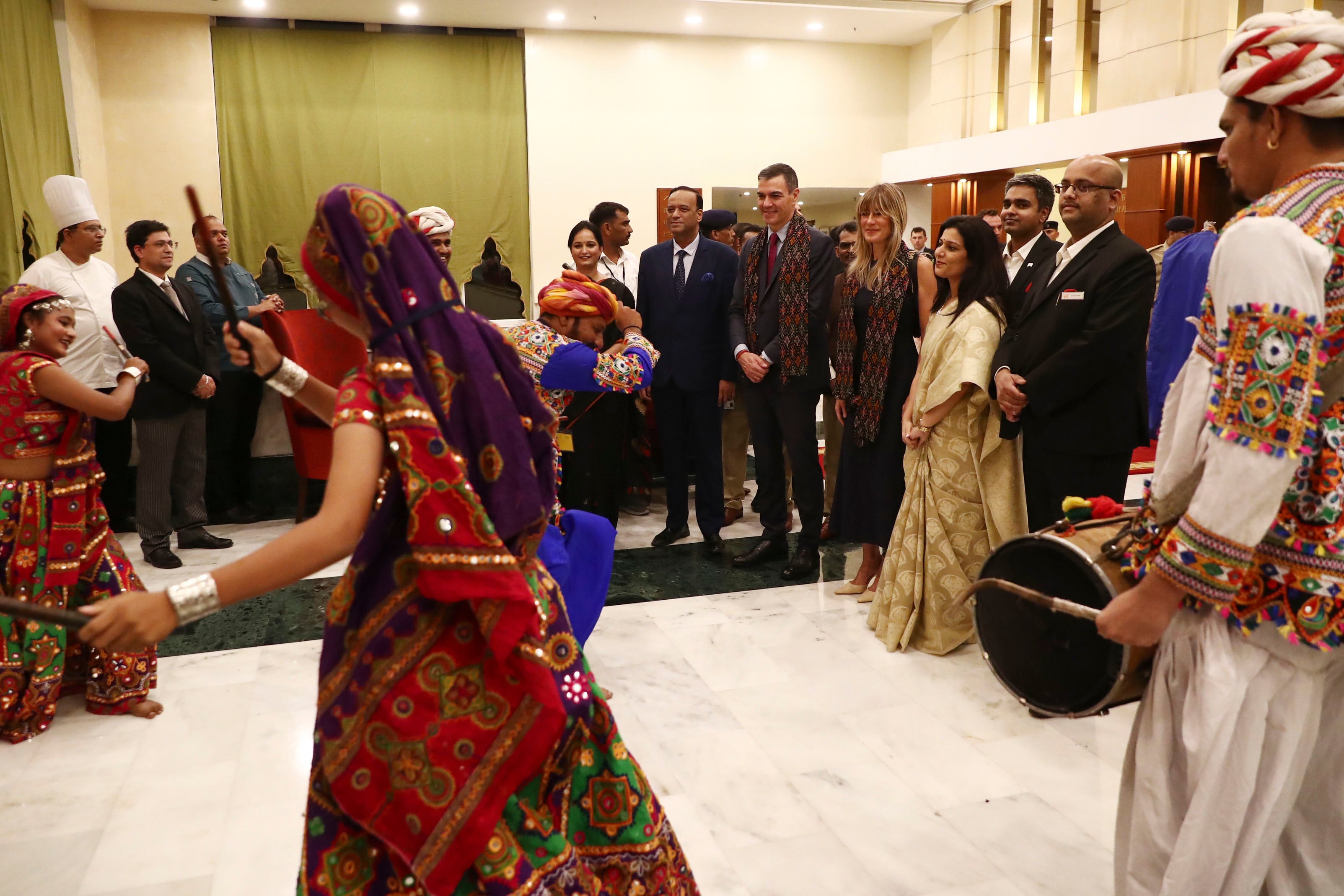 El presidente del Gobierno, Pedro Sánchez, y su mujer Begoña Gómez, a su llegada a la ciudad de Vadodara en su primera visita oficial a la India.