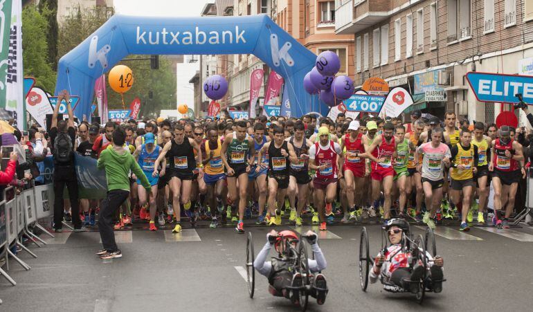 Inicio de la prueba de 42 kilómetros del Maratón Martín Fiz celebrado en Vitoria con récord de participación.