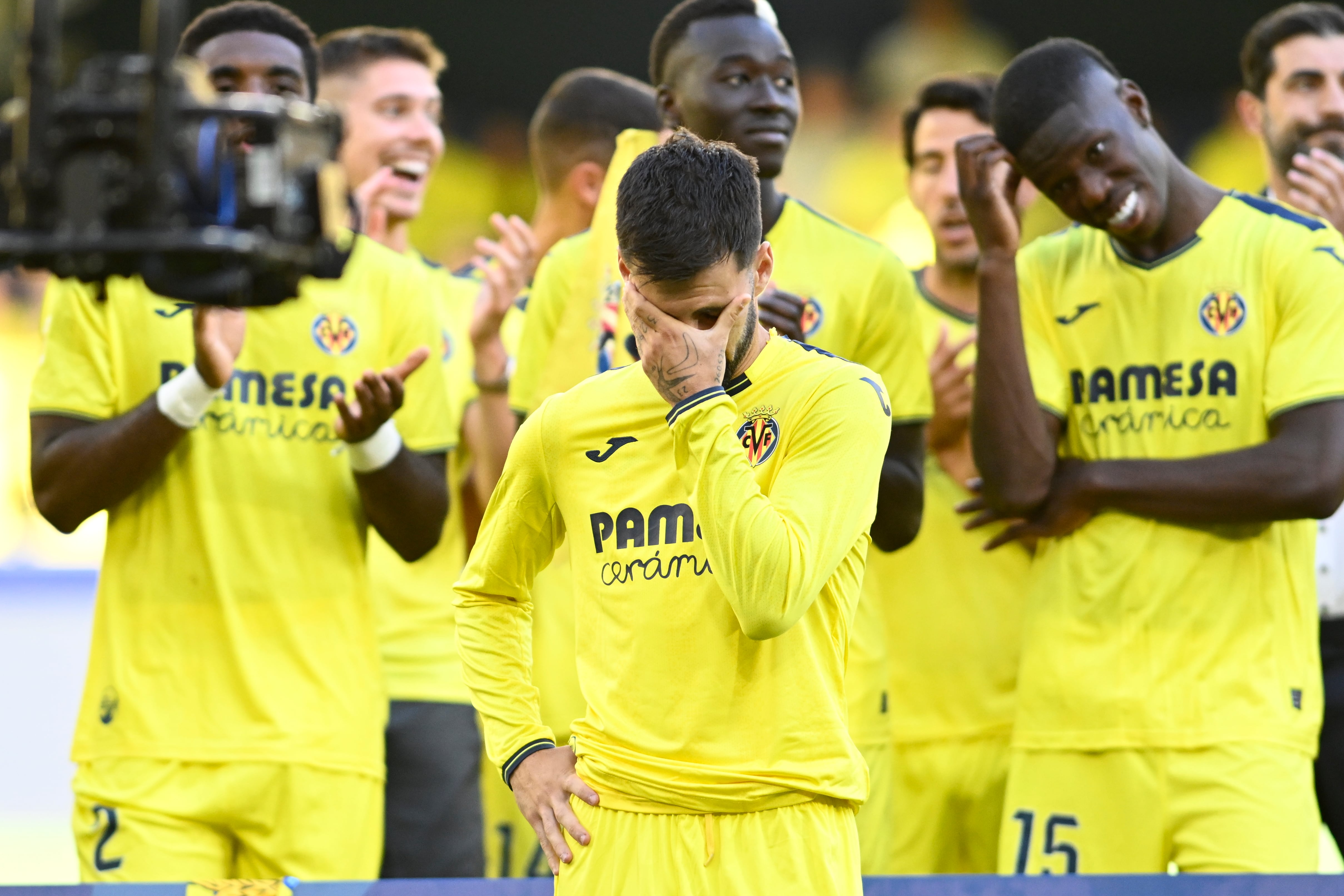 VILLARREAL (CASTELLÓN), 25/05/2025.- El jugador del Villarreal, Alex Baena, emocionado durante la celebración de la clasificación del equipo a próxima edición de la Liga de Campeones este domingo, tras el partido de la jornada 38 de LaLiga EA Sports, que Villarreal y Sevilla disputan en el Estadio de la Cerámica. EFE/ Andreu Esteban
