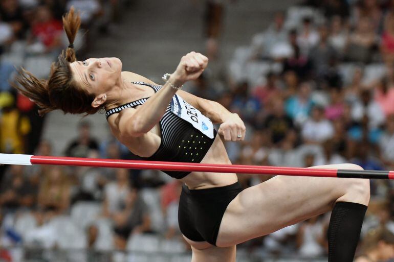 Ruth Beitia durante uno de sus saltos en la Diamond League de París.