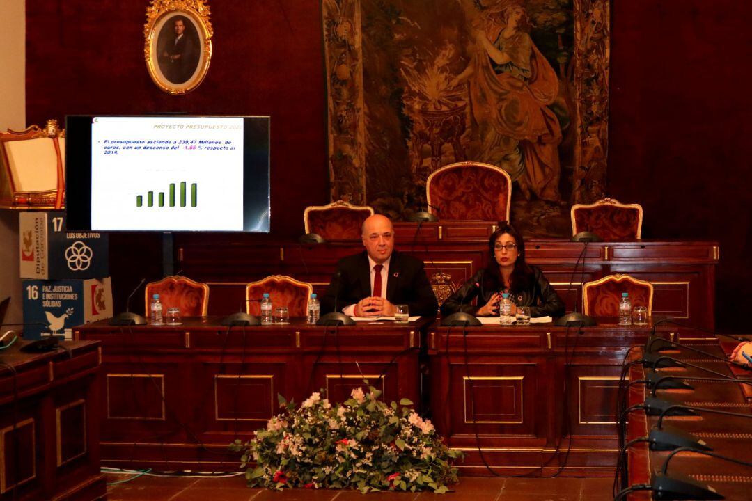 Antonio Ruiz y Felisa Cañete durante la presentación de los presupuestos 