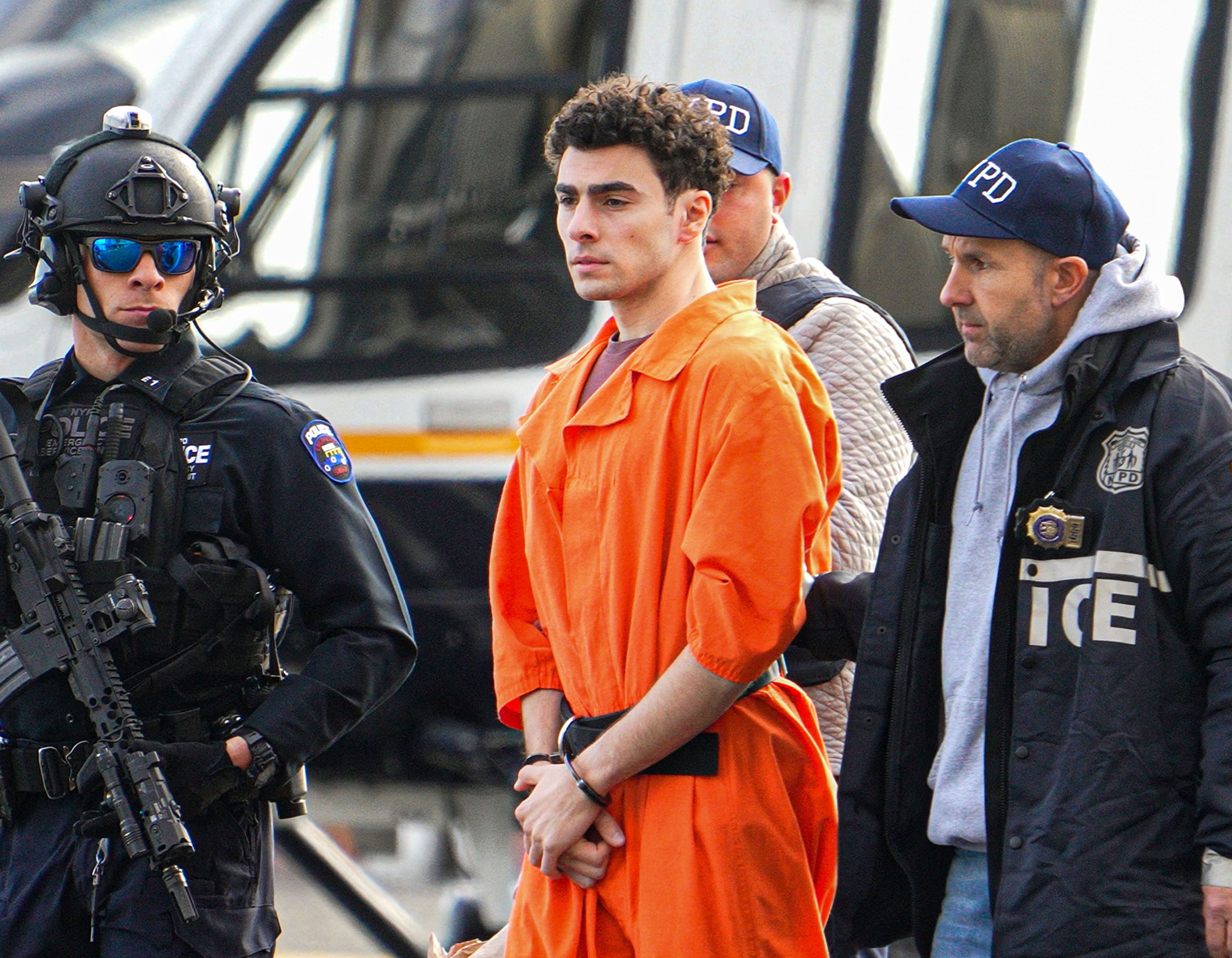 Luigi Mangione, el sospechoso acusado del asesinato del director ejecutivo de UnitedHealthcare, Brian Thompson, es visto llegando al helipuerto de South Street en la ciudad de Nueva York el 19 de diciembre de 2024 tras ser extraditado desde Pensilvania.