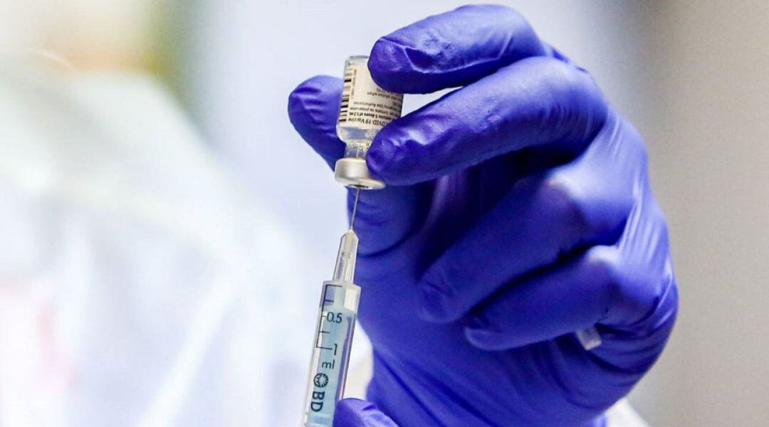 Un sanitario con una vacuna.