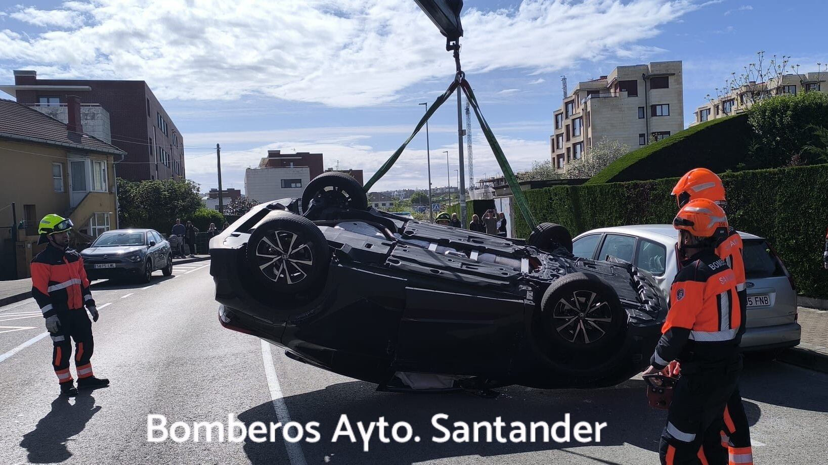 Una conductora de 57 años ha resultado herida tras salirse de la vía con su coche, colisionar contra otro vehículo aparcado y volcar en la calle Jorge Sepúlveda de Santander.
