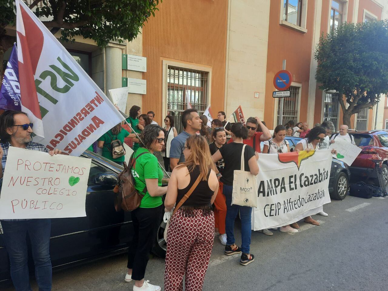 Una protesta anterior de los padres y madres del colegio &#039;Alfredo Cazabán&#039; de Jaén capital por el recorte de líneas educativas por parte de la Junta de Andalucía