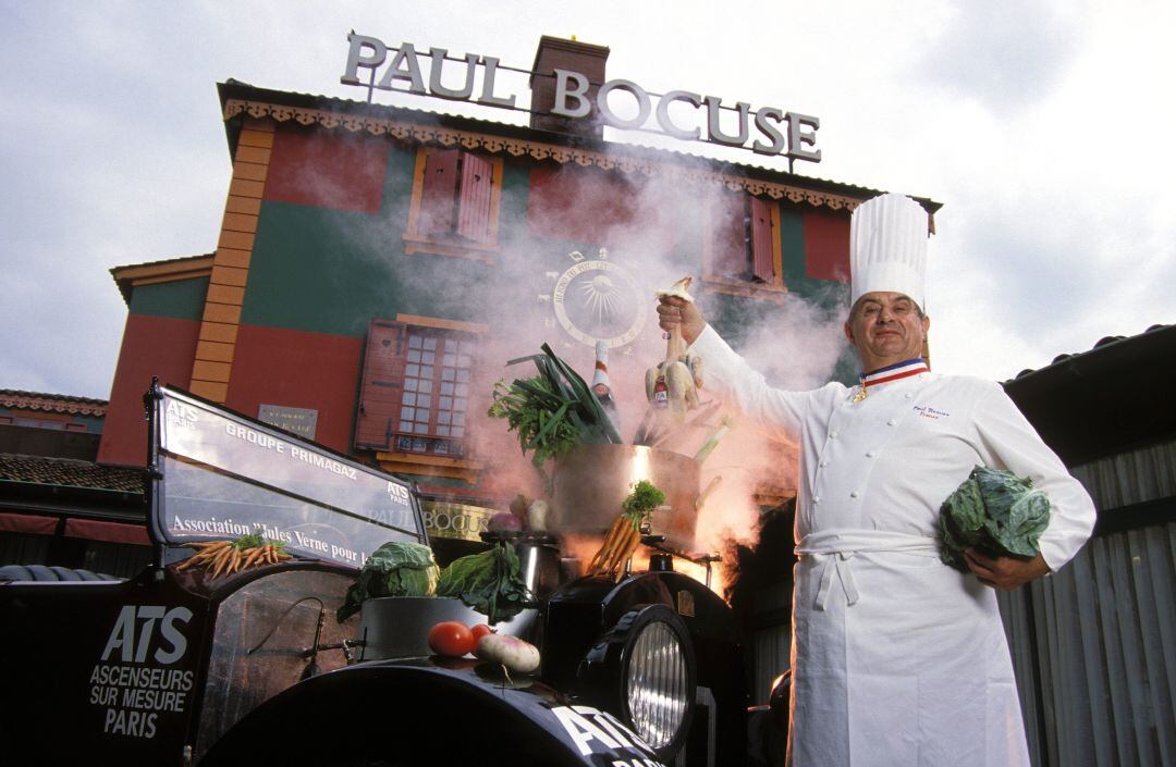 Foto de archivo del fallecido Paul Bocuse tomada en mayo de 1992 frente a la fachada de su restaurante, en Lyon.