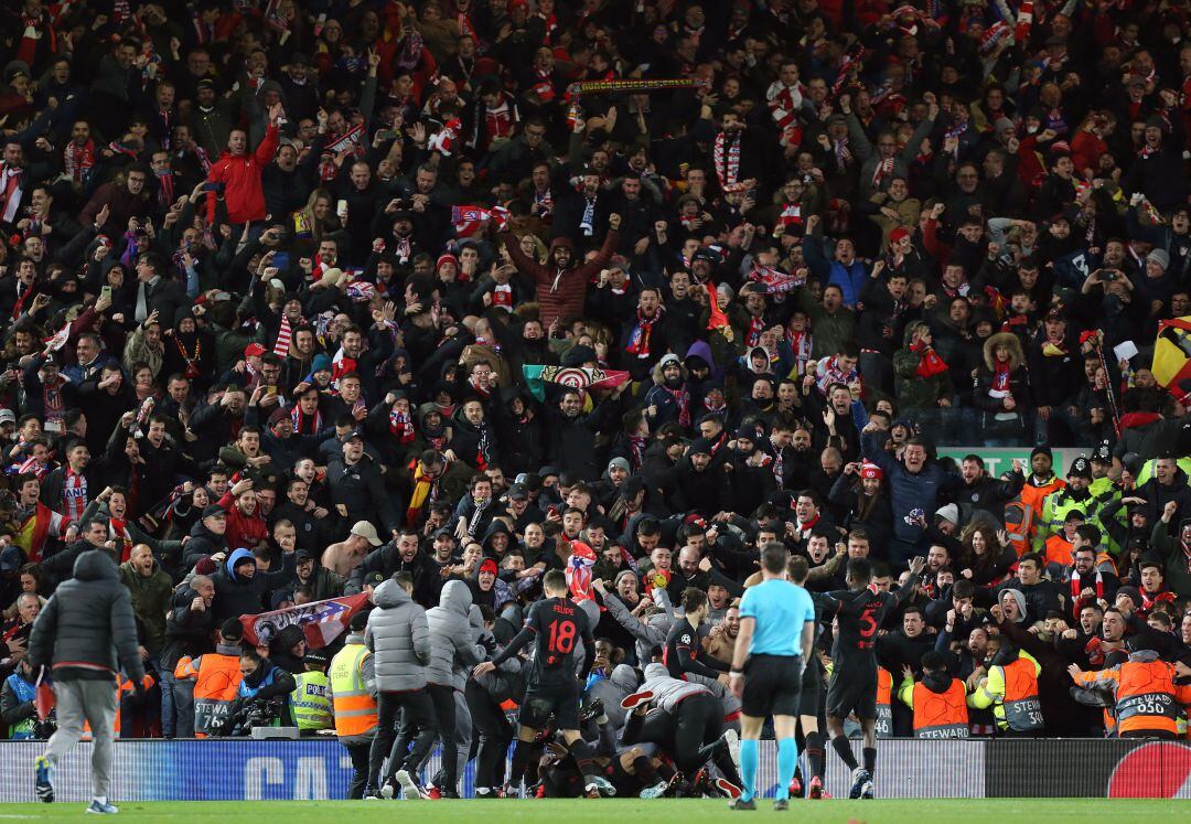 Aficionados del Atlético de Madrid celebrando en Anfield