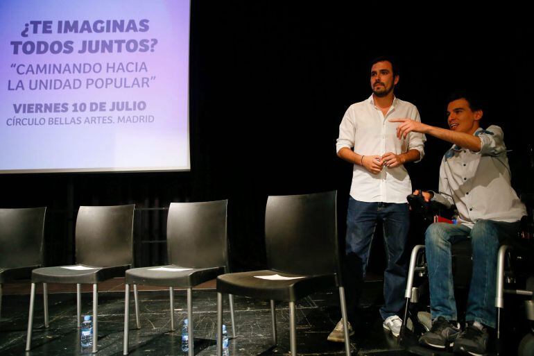 El concejal de Ahora Madrid Pablo Soto (d), conversa con el candidato a la Presidencia de IU, Alberto Garzón al comienzo del Debate &quot;Caminando hacia la unidad popular&quot; que tiene lugar en el Círculo de Bellas Artes