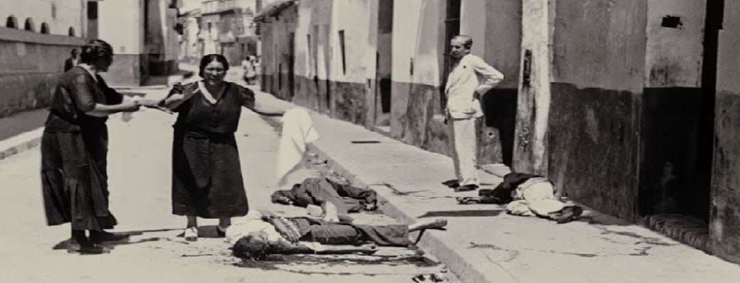 Dos mujeres llorando junto a varios cadáveres en una calle de Sevilla tras el golpe de estado de 1936. 