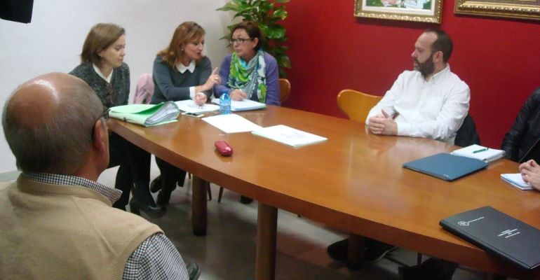 La concejala de Asuntos Sociales, Reyes Chamorro, junto a representantes de las ong´s durante la reunión de coordinación.