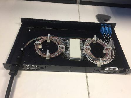 El sistema utiliza fibra óptica para conectar los sensores entre sí