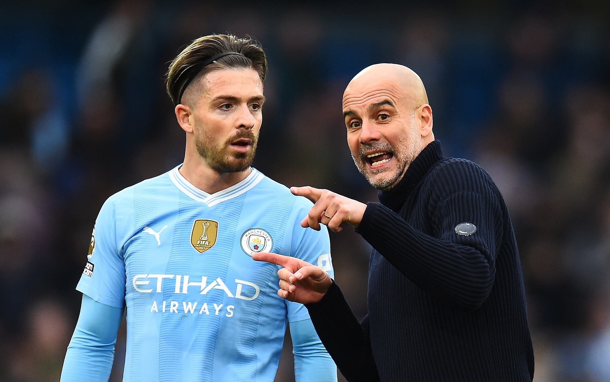 Pep Guardiola habla con Jack Grealish tras el último partido del City