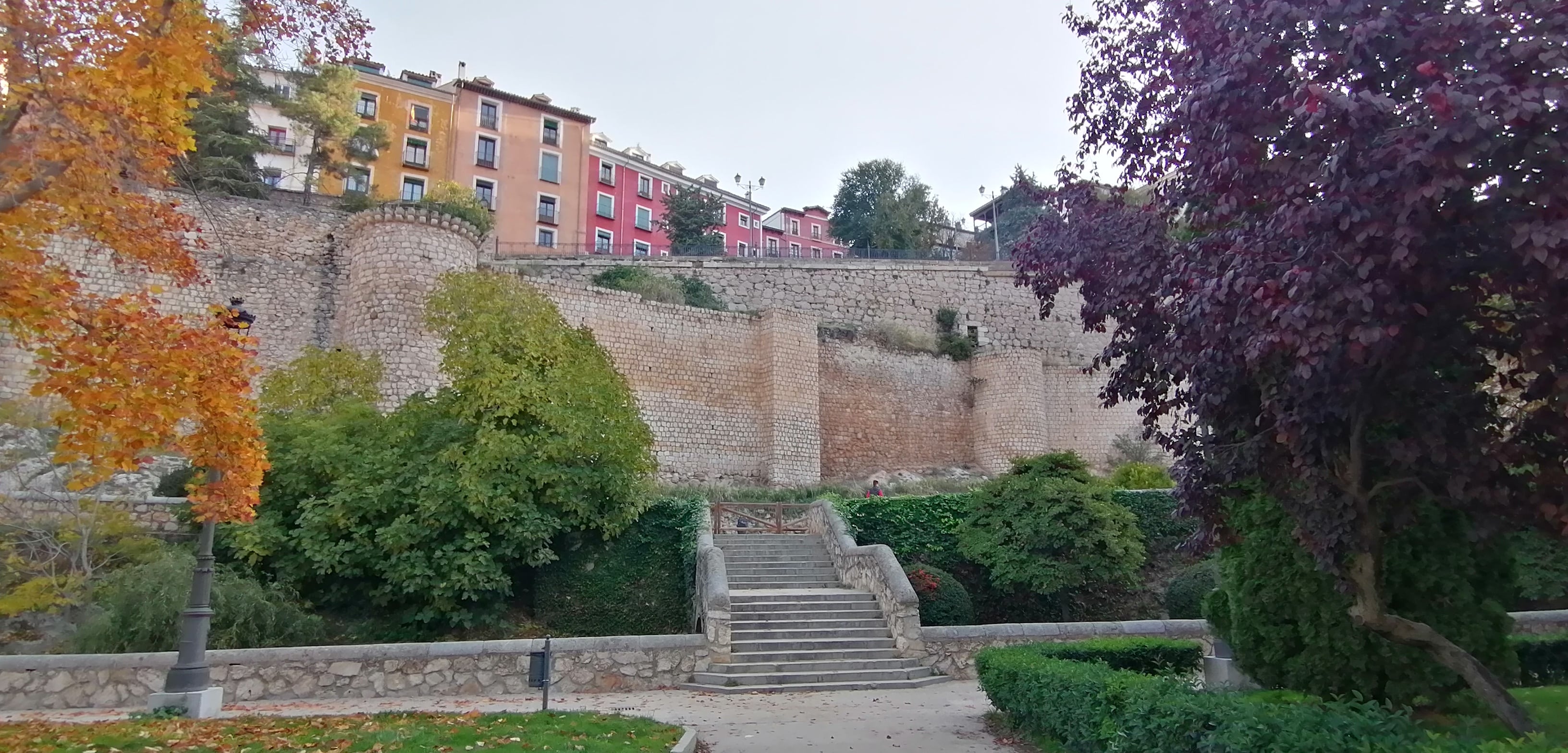 El Huécar bajo las murallas de Cuenca.