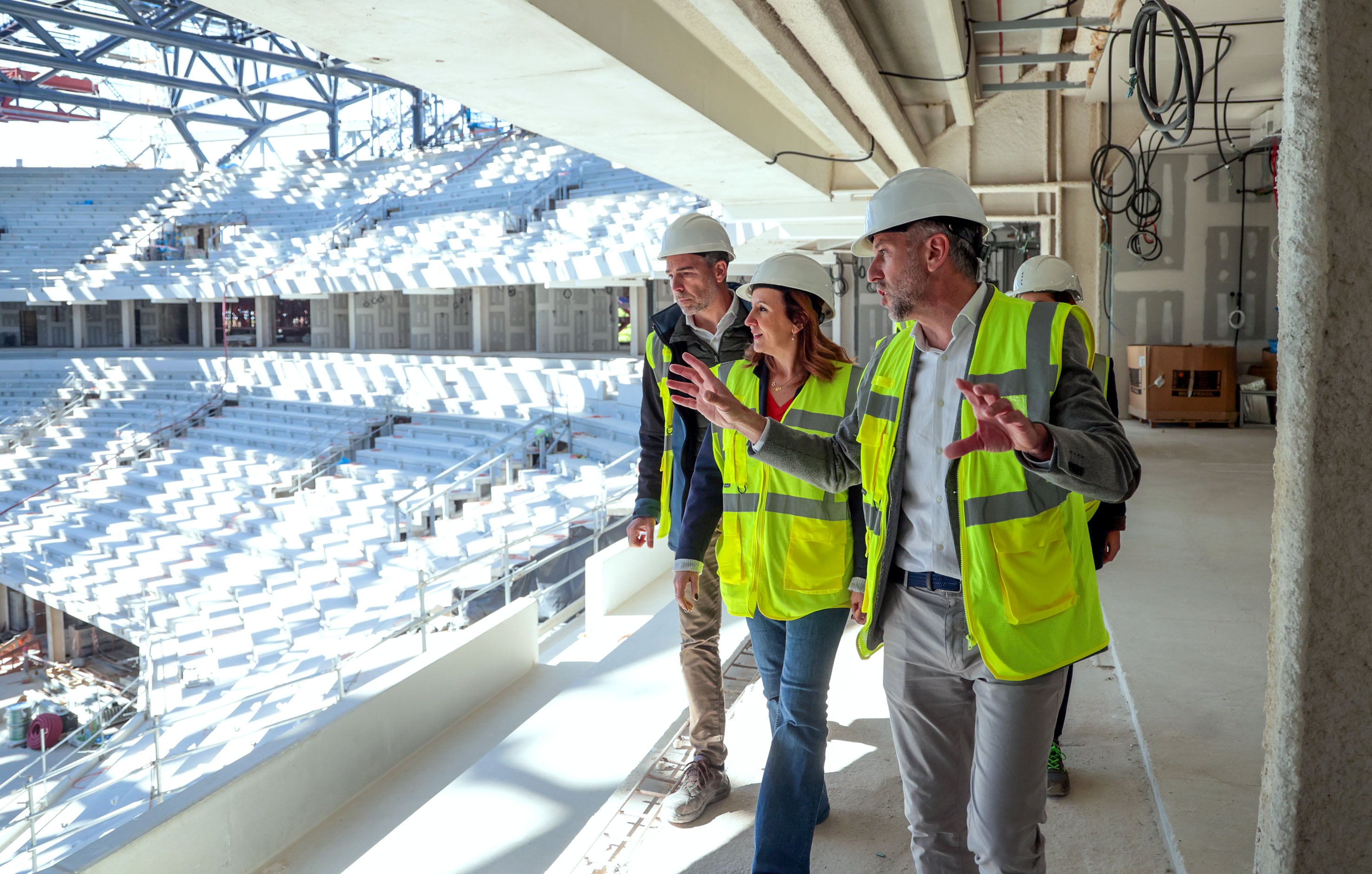 La alcaldesa de Valencia, María José Catalá, visita las obras del Roig Arena junto al director general del Roig Arena, Víctor Sendra, y resto de responsables del recinto.