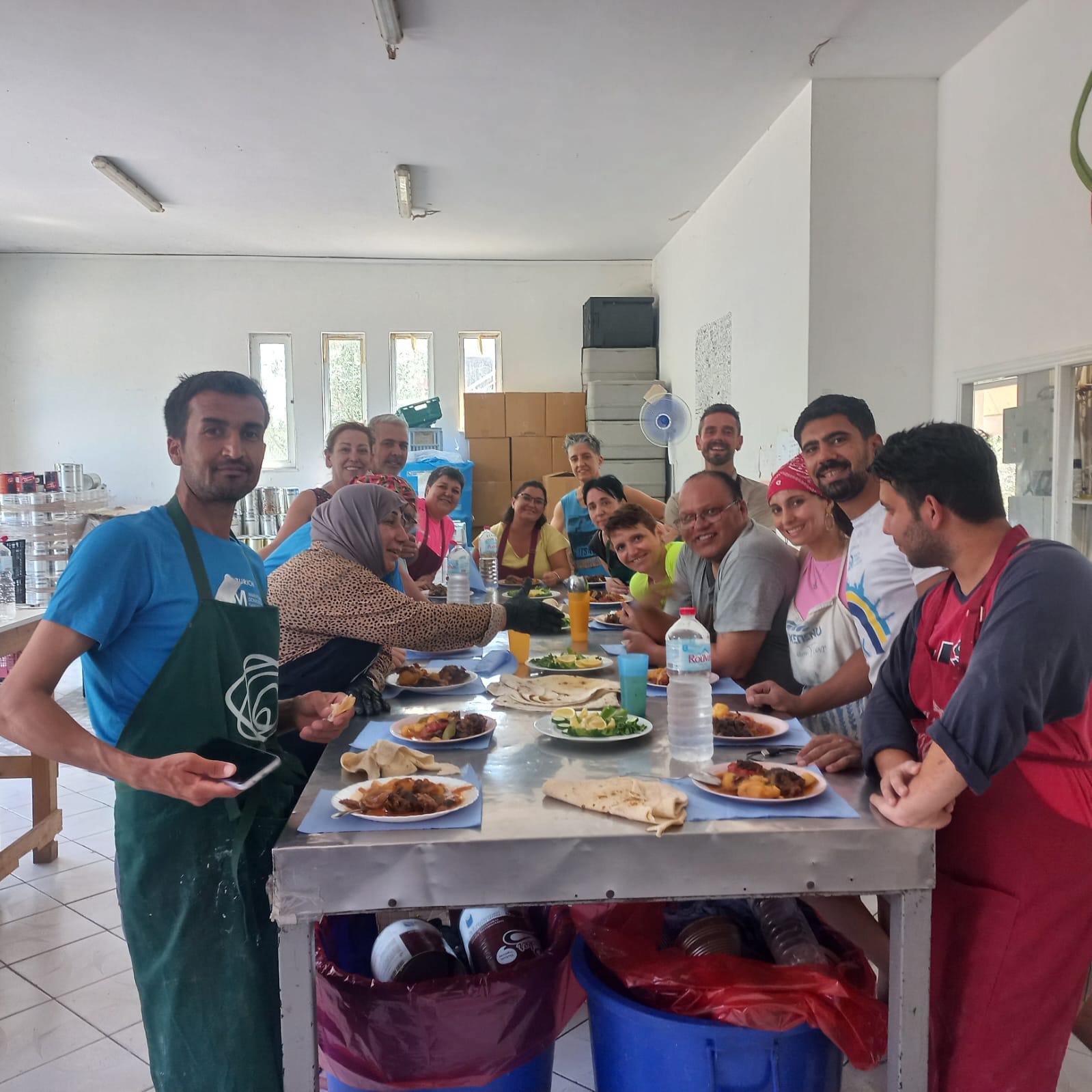 Grupo de trabajo en la cocina del campo de refugiados en Mitilene, con Mireia Alonso, la tercera por la izquierda