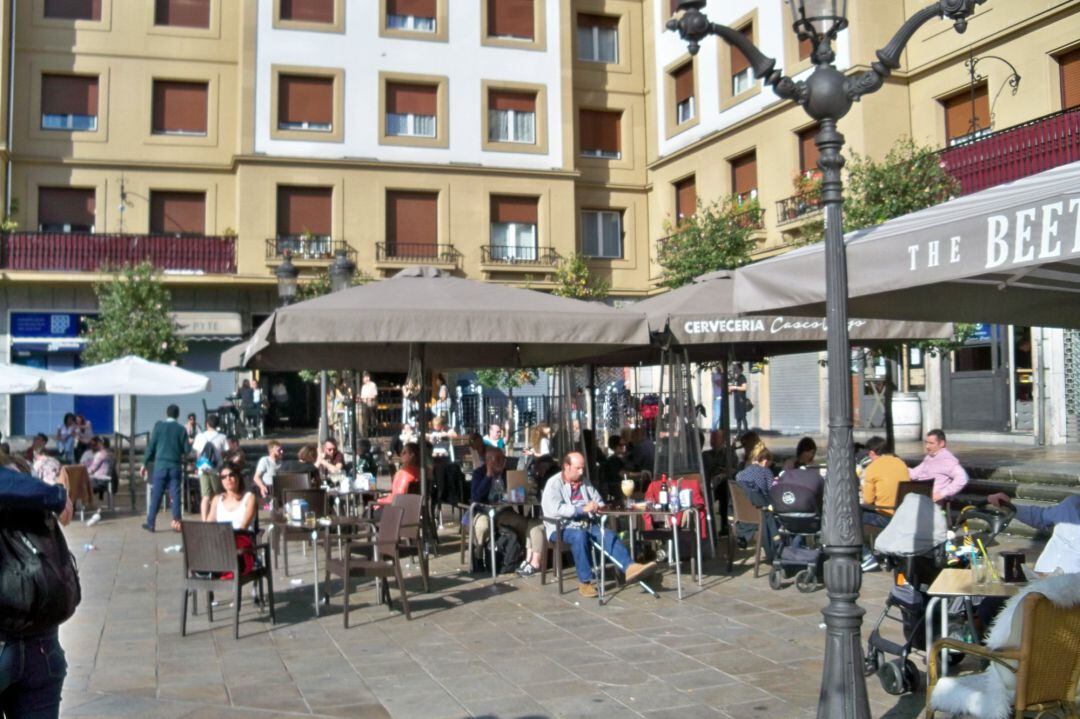 Clientes en terrazas de la Plaza Unamuno de Bilbao 
