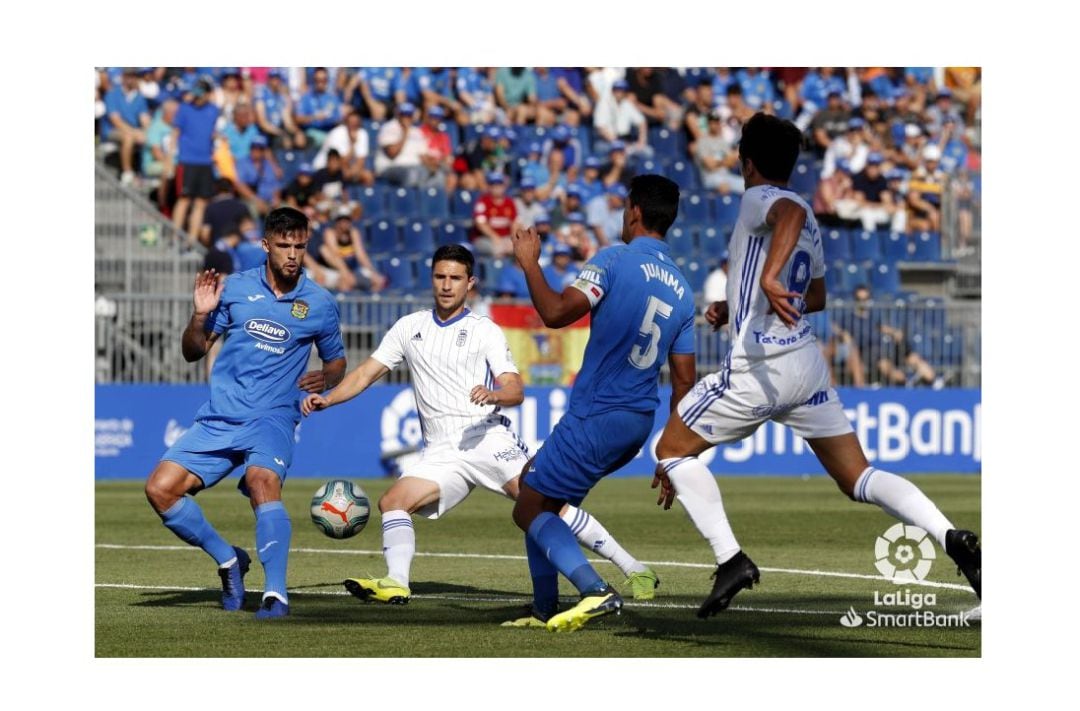 Omar Ramos y Sangalli tratan de alcanzar el balón en el área rival.