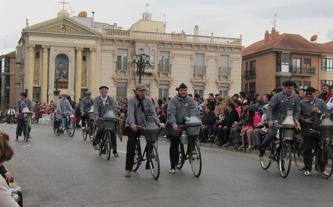 Un grupo de lecheros cruza el Puente Viejo de Murcia durante el Bando de la Huerta