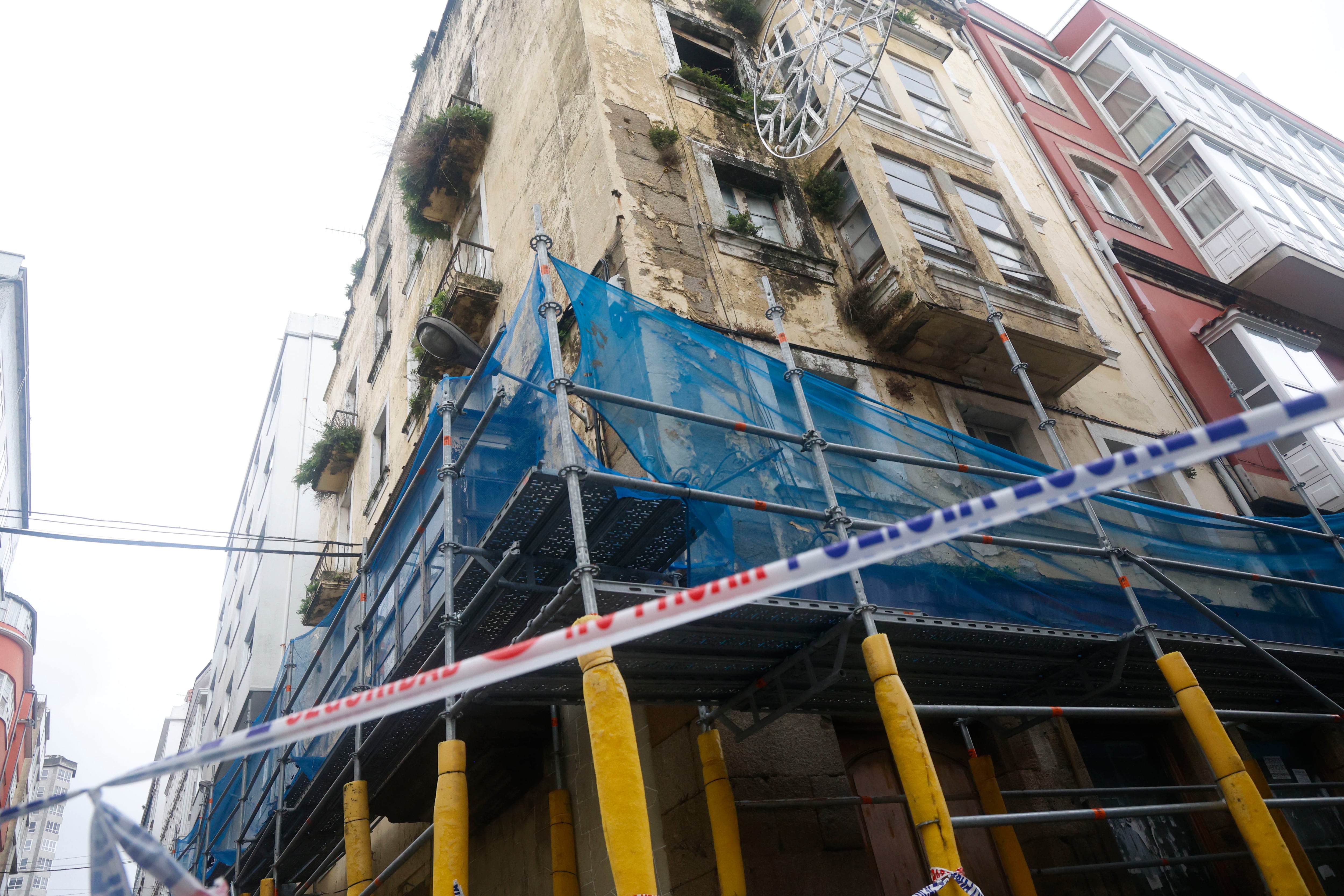 Vista del inmueble, en el casco histórico de A Magdalena, tras derrumbarse su interior.  EFE/ Kiko Delgado