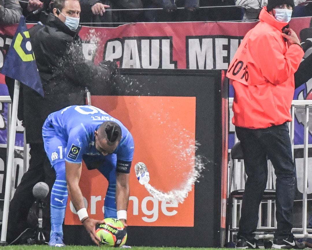 Payet en el momento de recibir el botellazo