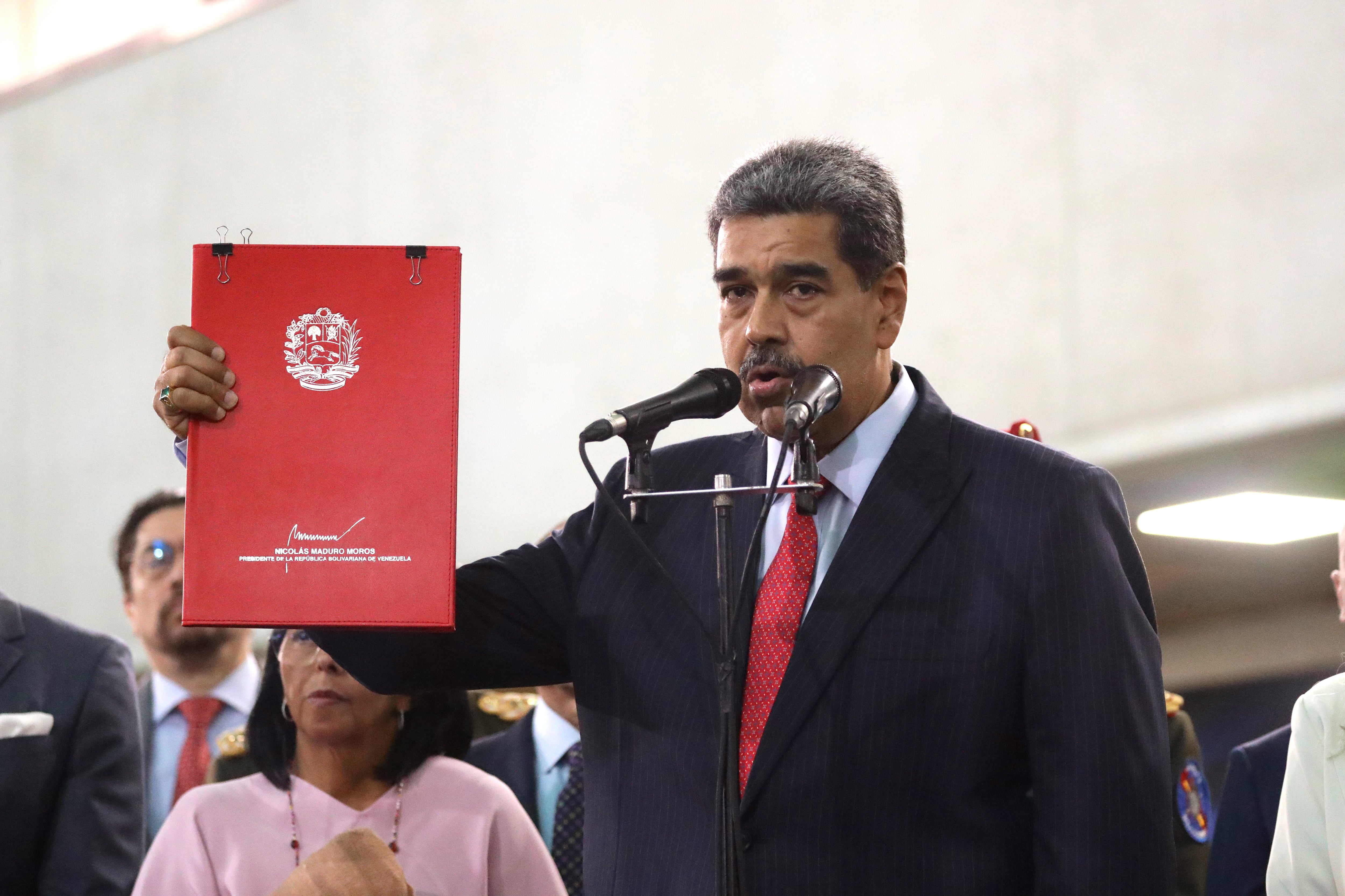 El presidente de Venezuela, Nicolás Maduro, habla a la salida del Tribunal Supremo de Justicia (TSJ) este miércoles, en Caracas (Venezuela).