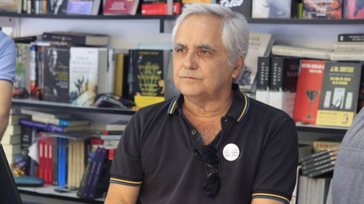 Entrevista al periodista y escritor Juan Cruz, con motivo de su presencia en la VI Bienal de Novela Mario Vargas Llosa