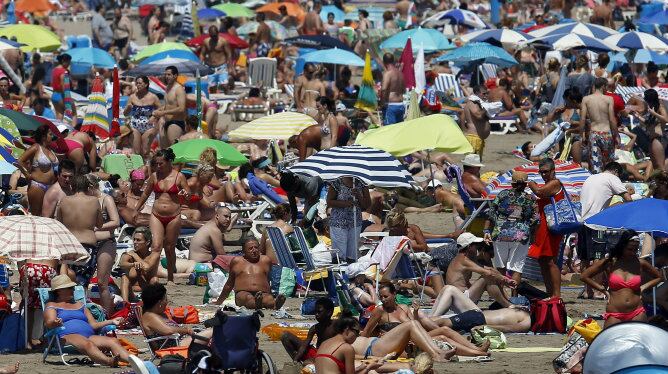 Lleno en las playas de Valencia durante el puente de agosto