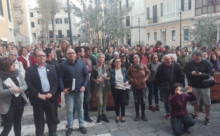 Más de 200 personas protestaron en Maó por la sentencia del caso de &#039;La manada&#039;.