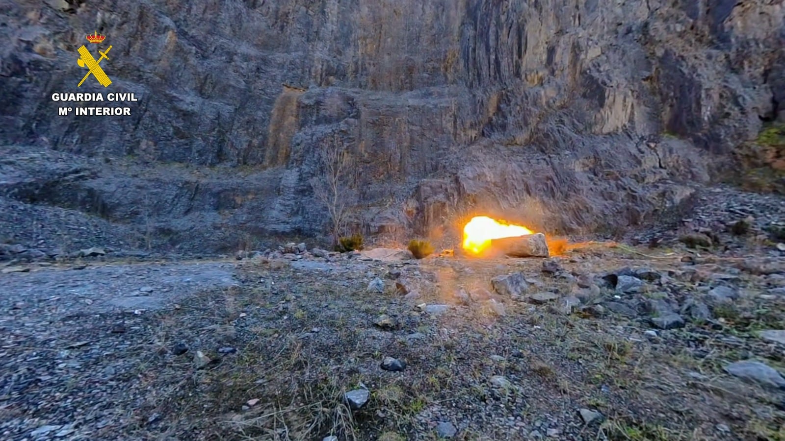 Los TEDAX desactivan los extintores en un lugar seguro