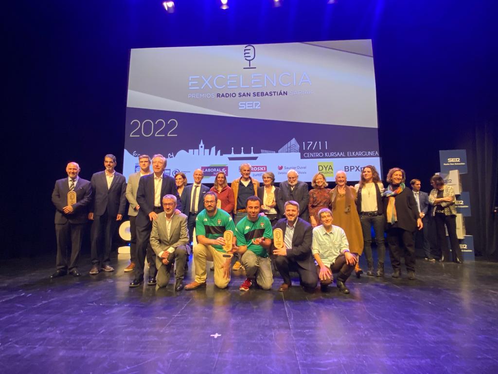 Foto de familia de los galardonados con los Premios Radio San Sebastián a la Excelencia 2022