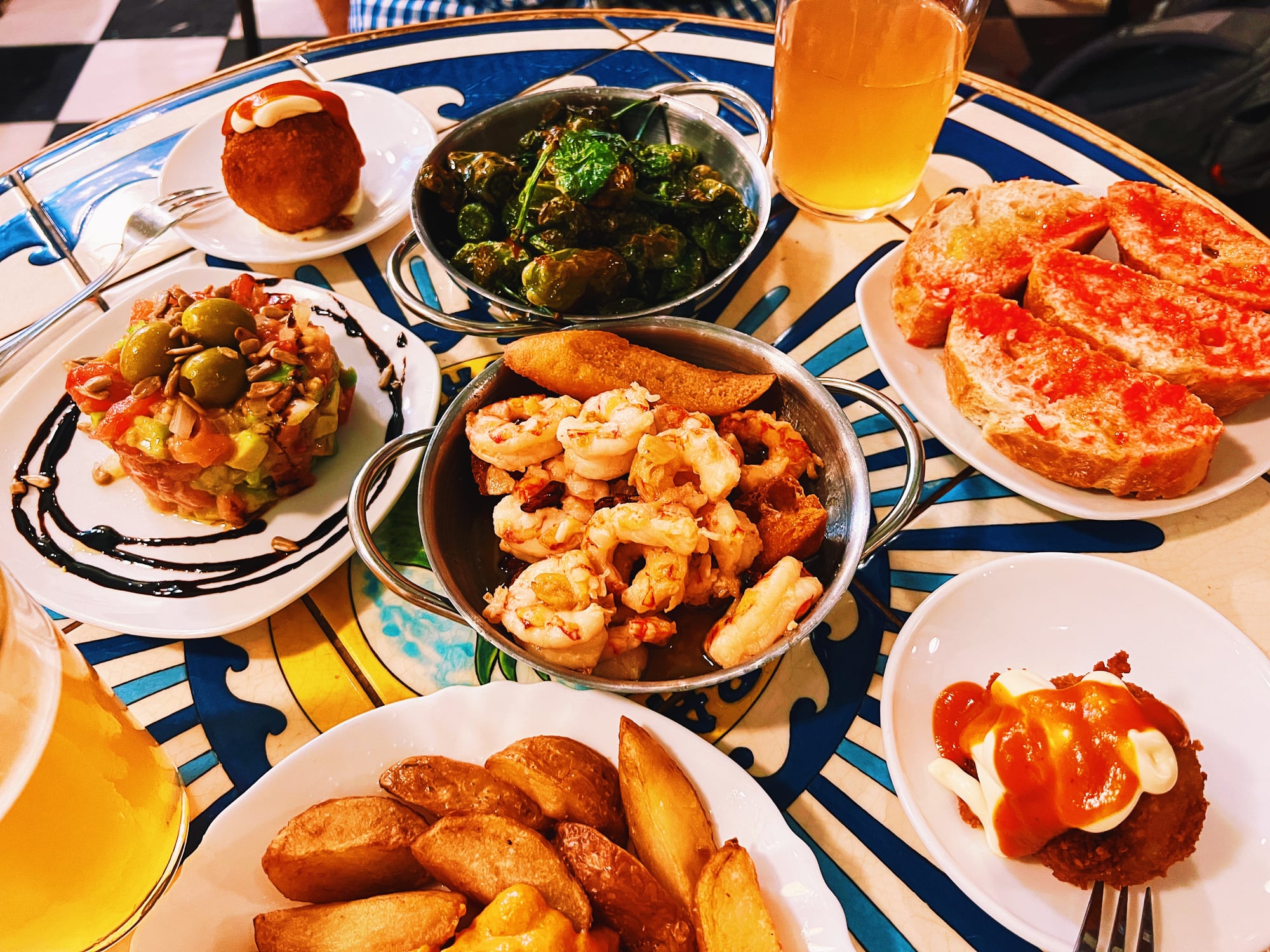 Tapas variadas en un restaurante de Barcelona.