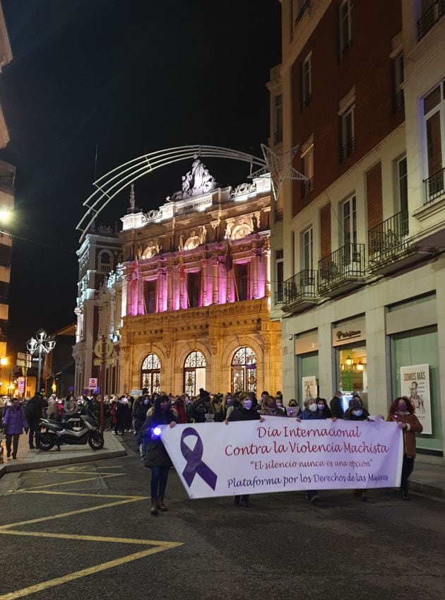 Manifestación del Día Contra la Violencia de Género a su paso por la calle Colón de Palencia