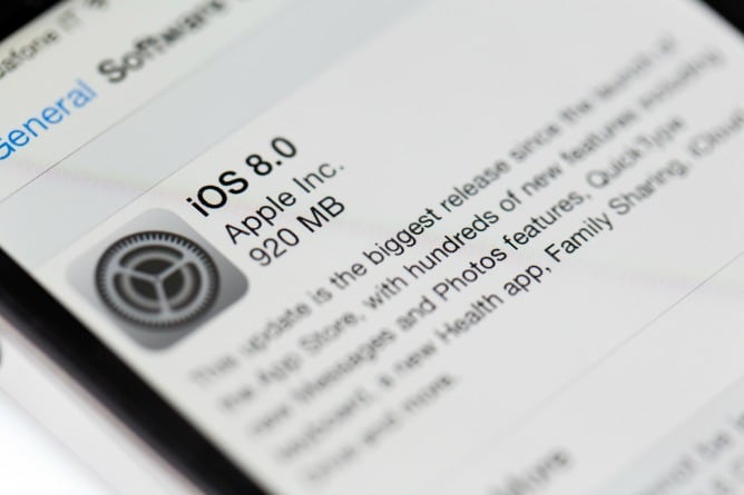 Foto detalle de la notificación para instalar iOS 8 en un iPhone