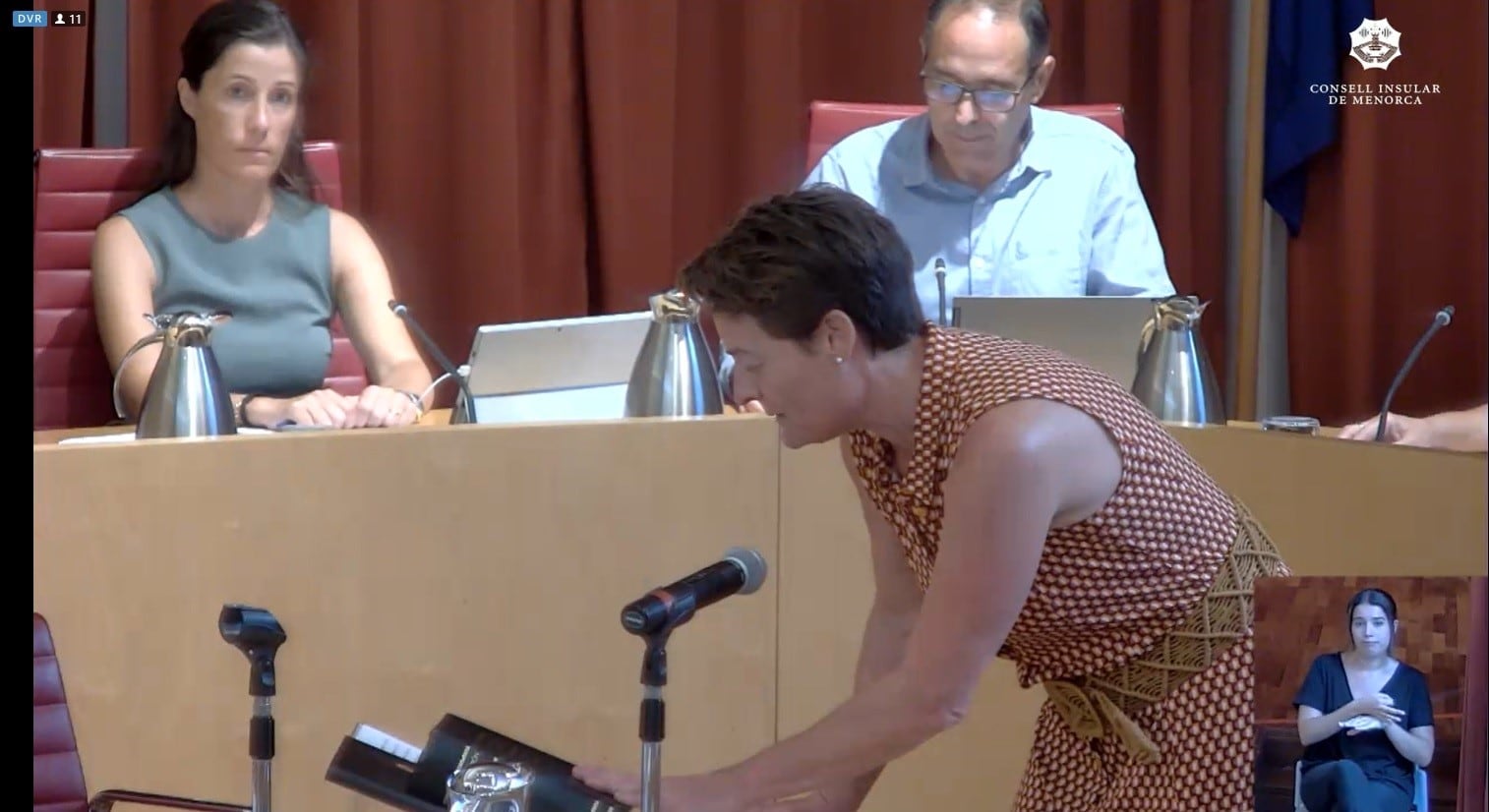 Moment en que la nova consellera prometia el càrrec.