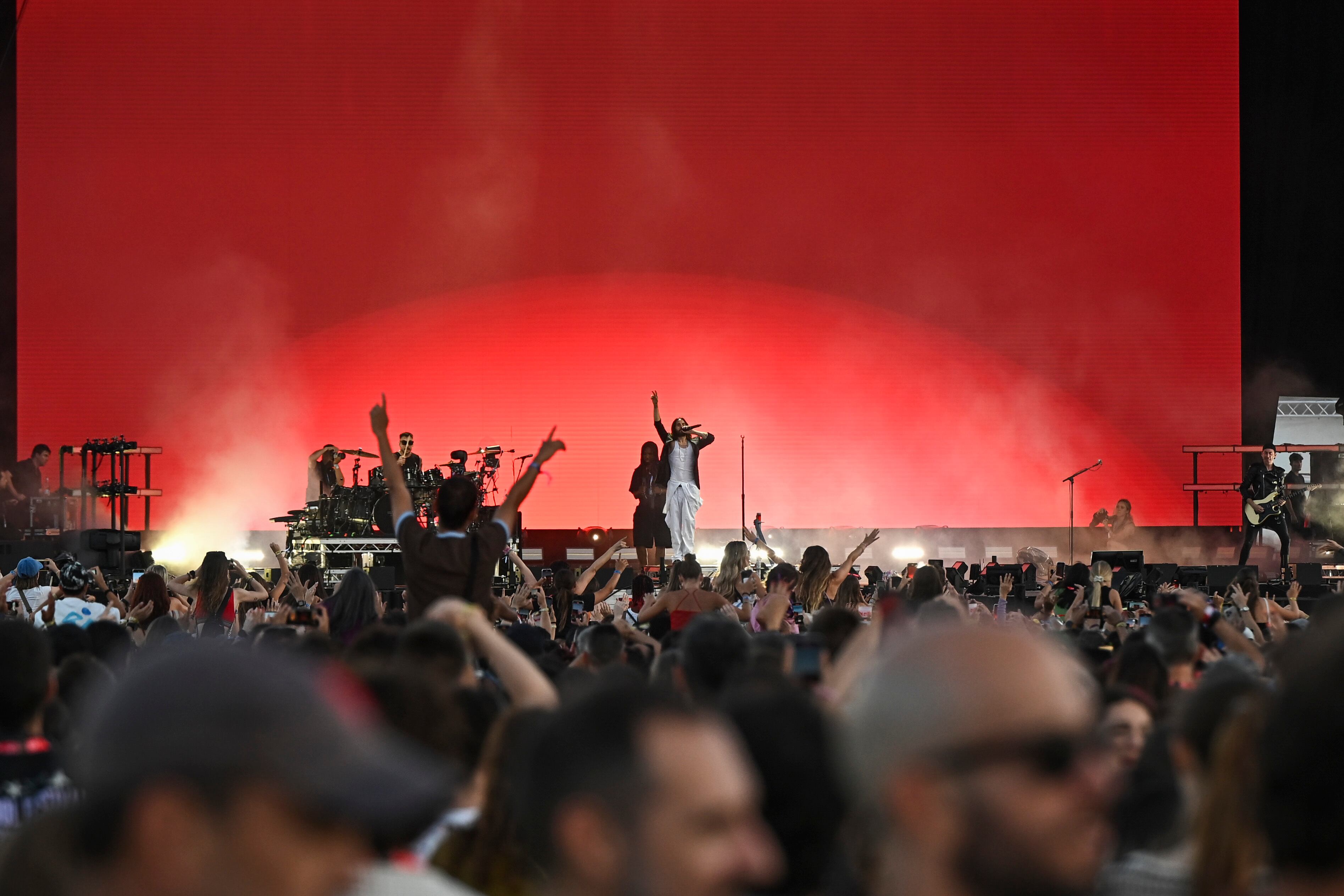 El cantante y productor estadounidense Jarde Joseph, lider de la banda de rock alternativo, Thirty Seconds to Mars, durante el concierto que han ofrecido este sábado durante el festival MAD COOL que se celebra en Madrid. EFE/ Fernando Villar