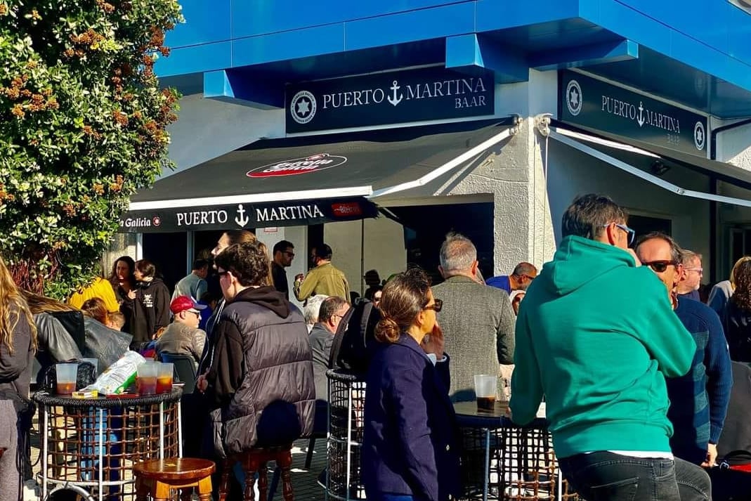 El bar Puerto Martina en playa de Mera (Oleiros, A Coruña).