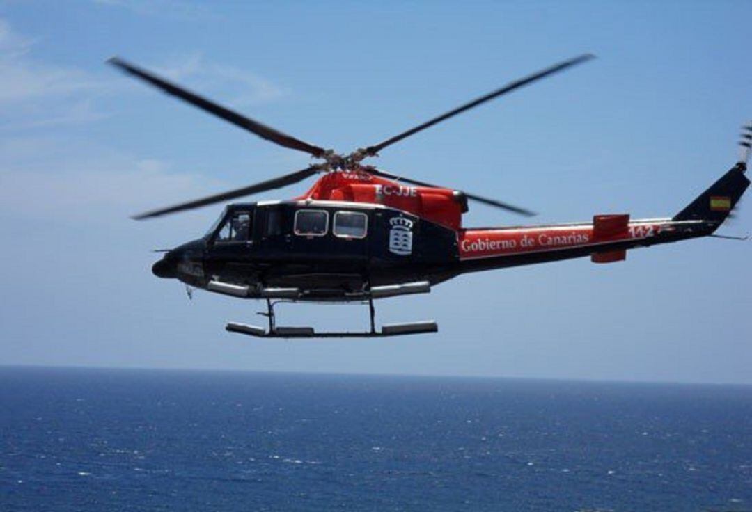 Uno de los helicópteros del Gobierno de Canarias como el que rescató el cuerpo de Toribio.