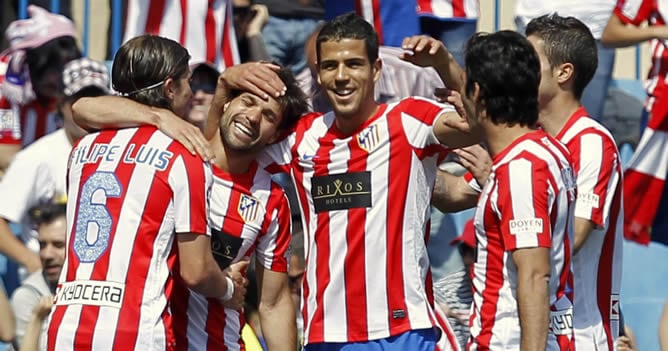 Los jugadores del Atlético de Madrid celebran el segundo gol que marcó el brasileño Diego Ribas (2i) al Getafe durante el encuentro