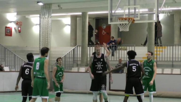 Robert Swift durante un partido con en el Círculo Gijón Baloncesto.