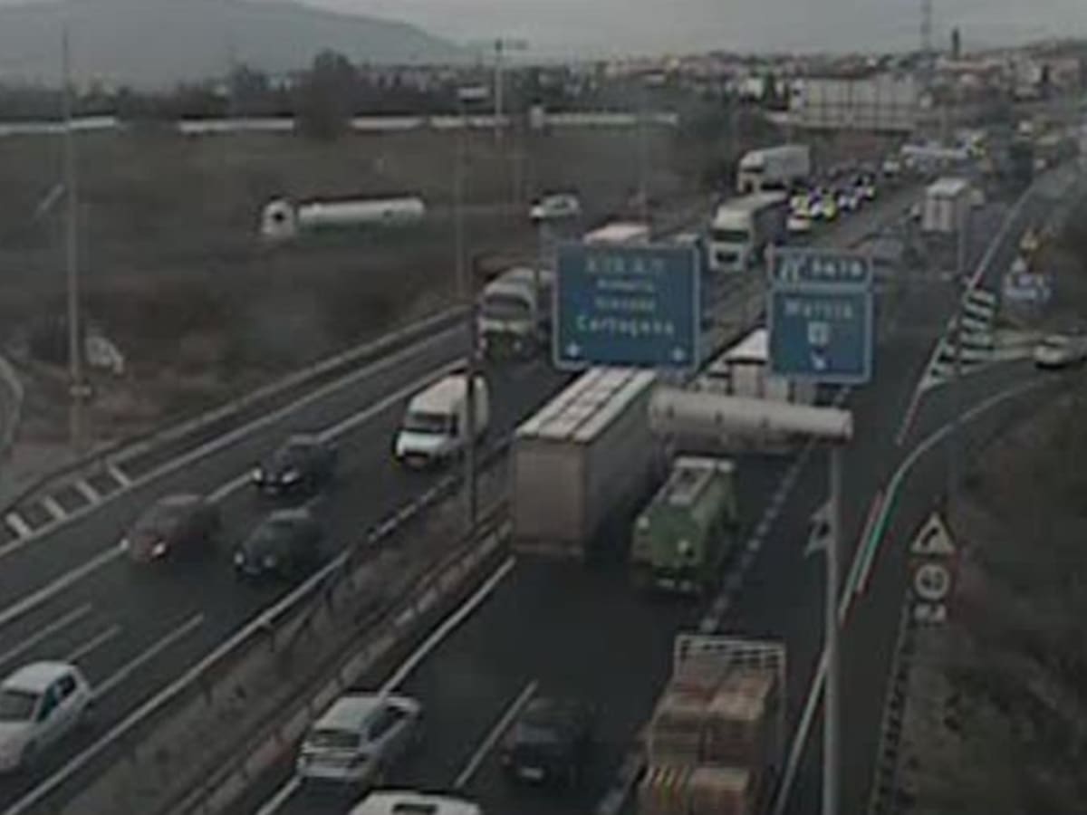 Un hombre de 67 años, herido al colisionar dos vehículos en la A-7, en Santomera