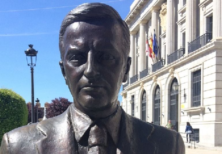 Estatua de Adolfo Suárez en Ávila