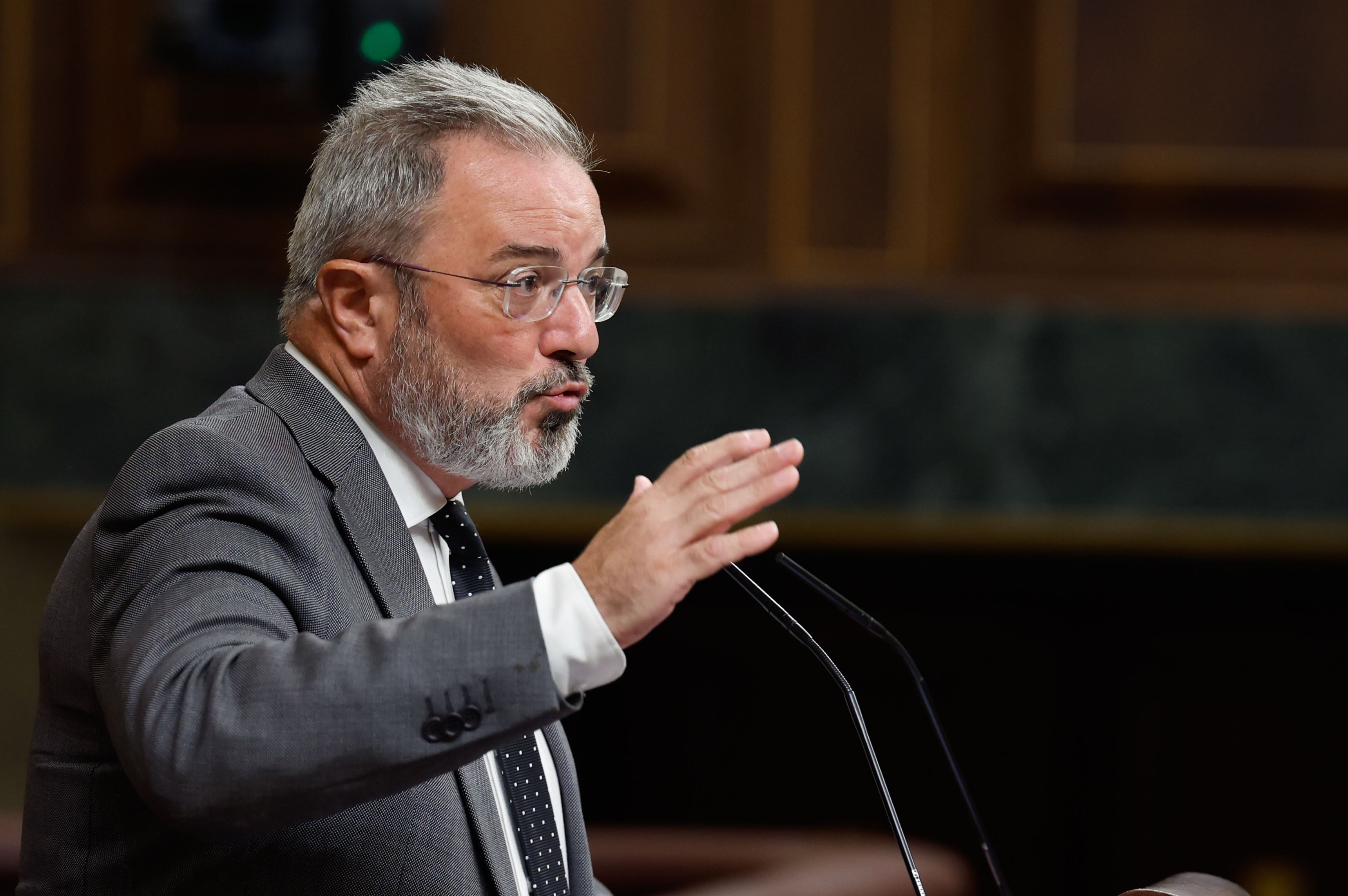 MADRID, 10/09/2024.- El diputado de VOX Carlos Flores interviene durante el Pleno del Congreso este martes, en Madrid. EFE/ Javier Lizon
