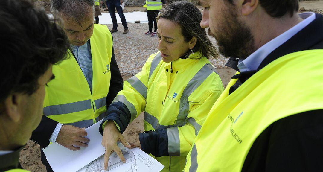 Ethel Vázquez y Carlos Calvelo revisan el plano en la obra