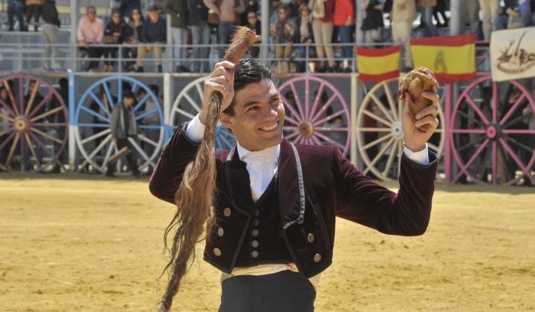 Pablo Aguado, con los máximos trofeos tras una excelente actuación