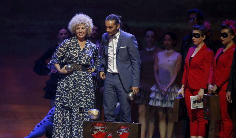 Los coreógrafos Rosangeles Valls y Toni Aparisi (d) agradecen el premio a la Mejor Coreografía por el espectáculo &quot;Pinoxxio&quot; durante la ceremonia de entrega de la XIX edición de los Premios Max de las Artes Escénicas, que se celebra en el Circo Price de M