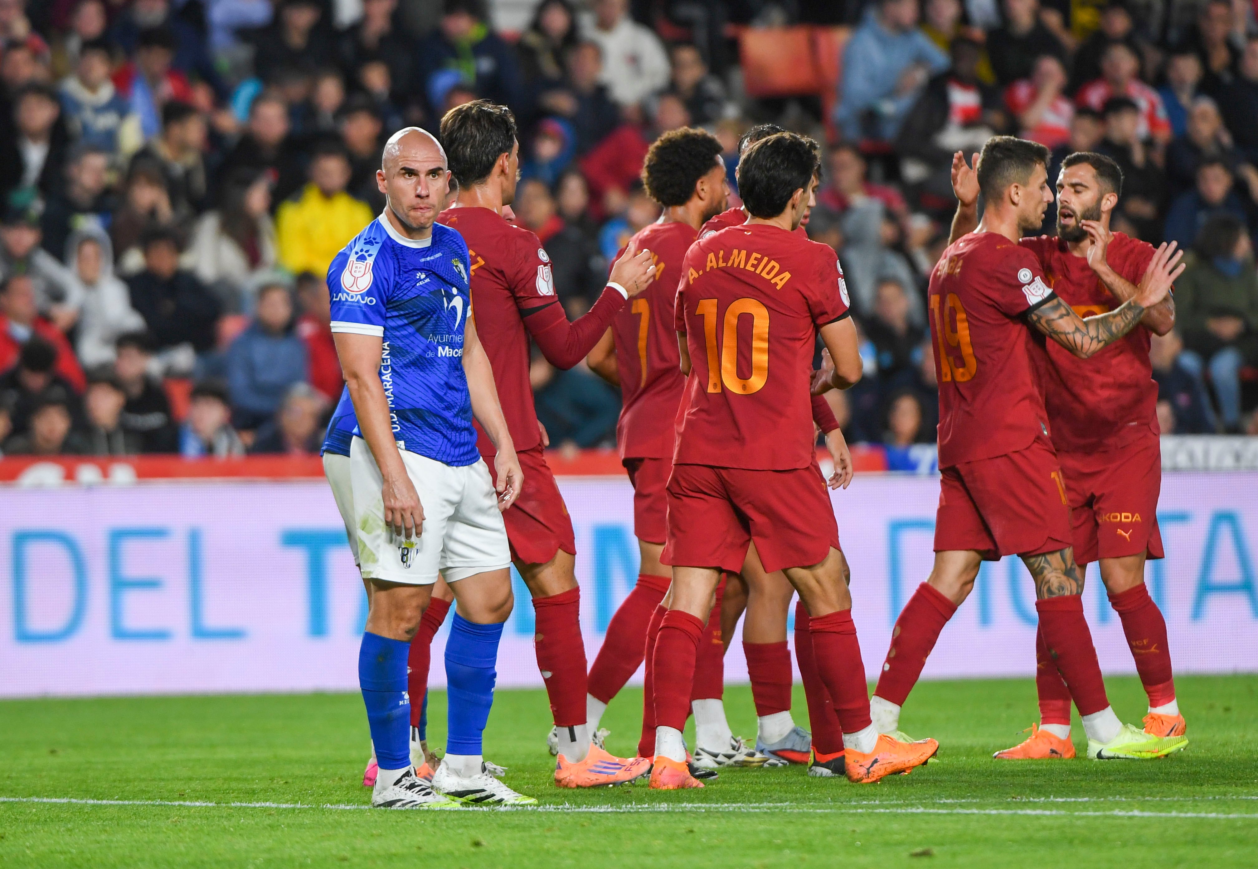 Los delanteros del Valencia celebran un gol ante el Maracena. EFE/Miguel Ángel Molina