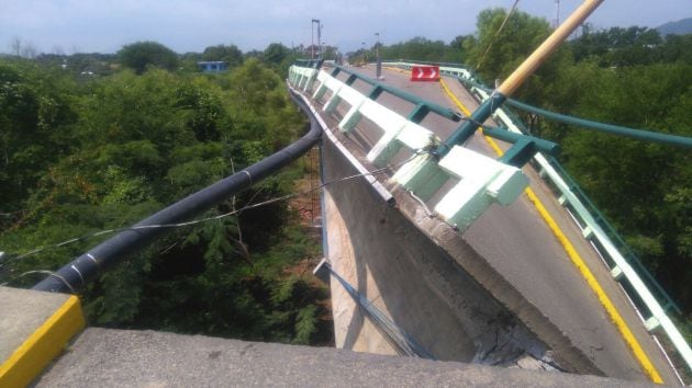 Vista del puente que llega al municipio de Ixtaltepec, al norte de Oaxaca.