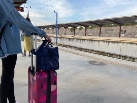 Una viajera esperando el tren